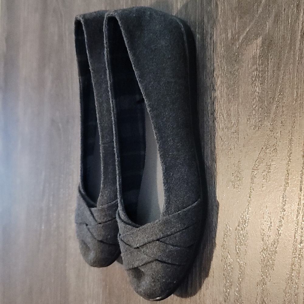 Grey Flats - Picture 2 of 5